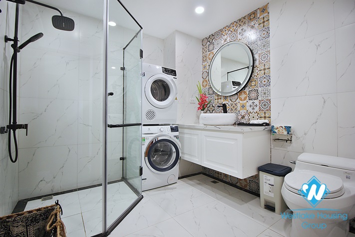 Renovated and lake view 3 beds apartment for rent in Xuan Dieu st, Tay Ho